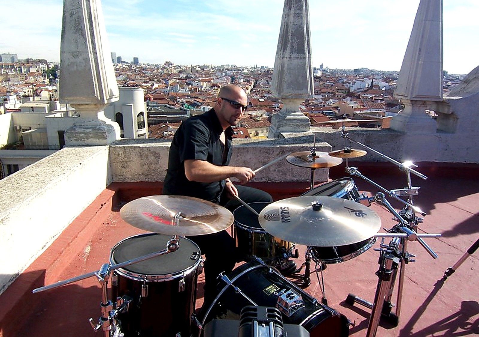 JAQ74 tocando la batería durante el rodaje de Hotel Madrid con Moebio